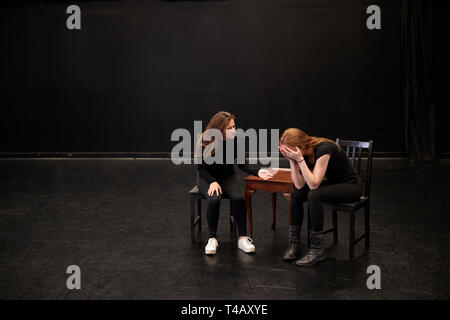 Zwei weibliche Drama Kursteilnehmer an der Performing Arts School in Studio Improvisation Klasse Stockfoto