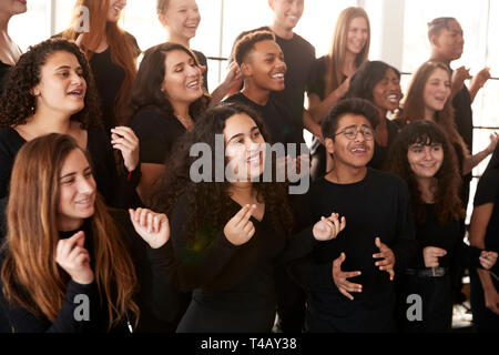 Männliche und weibliche Schüler singen im Chor an der Performing Arts School Stockfoto