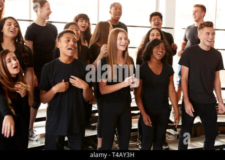 Männliche und weibliche Schüler singen im Chor an der Performing Arts School Stockfoto