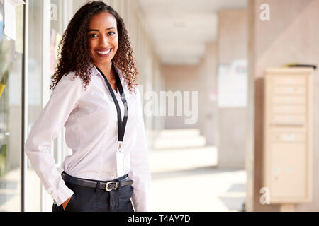 Portrait von Lächelnd weibliche Lehrer stehen im Korridor der Hochschule Gebäude Stockfoto