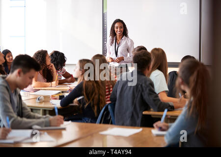 Female High School Lehrer stand vor der Interactive Whiteboard Lehre Lektion Stockfoto