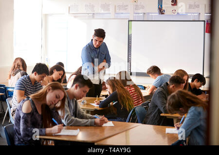 Männliche High School Lehrer durch interaktive Whiteboard Lehre Lehre stehend Stockfoto