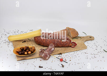 Vorspeisen Teller charcuterie gepreßte Käse und Oliven Stockfoto