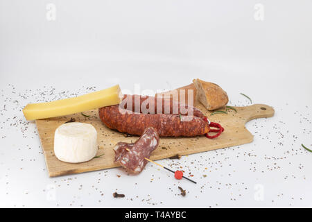 Traditionelle Mahlzeit am Ende der Ernte. Wurst- und Käseplatte. Stockfoto