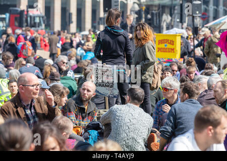 Westminster, London, UK, 15. April 2019; Massen von Demonstranten in Parliament Square während Klima Protest organisiert vom Aussterben Rebellion Stockfoto