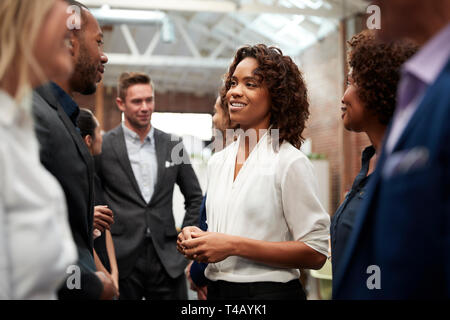 Business Team steht in informellen Treffen in modernen Büro Stockfoto