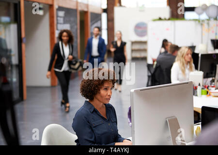 Business Team Arbeiten am Schreibtisch in der modernen Großraumbüro Stockfoto