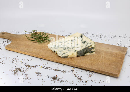 Schafskäse, Bleu d'Auvergne und frischem Rosmarin für französischen Käse Verkostung Stockfoto