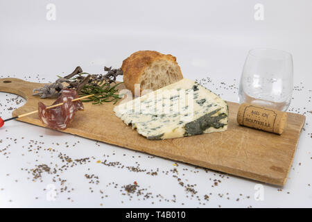 Käseplatte, auvergne Blau und Korsischen Wurstwaren Stockfoto