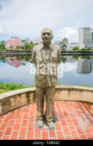 Statue von Autor Ariano Suassuna durch den Fluss Capibaribe - Historisches Zentrum im Hintergrund Stockfoto