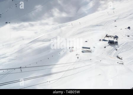 Skigebiet in den Schnee auf der Zugspitze Gletscher mit Lift, Seilbahn und Pisten in den Alpen zwischen Deutschland und Österreich in der Nähe von Garmisch patenkirchen, kopieren Stockfoto