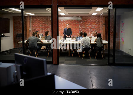 Business Team in spät in die Nacht treffen Sitzen um Konferenztisch Stockfoto