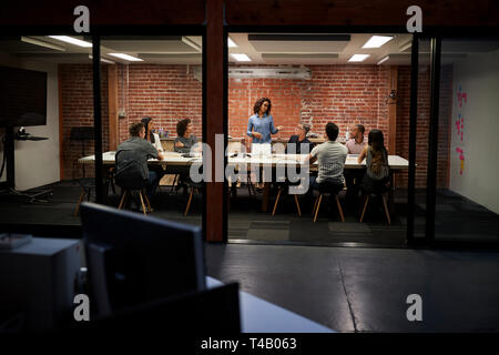 Business Team in spät in die Nacht treffen Sitzen um Konferenztisch Stockfoto