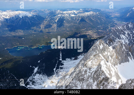 Blick vom Berg in den Eibsee Tal in der Nähe von Garmisch Patenkirchen in den Bayerischen Alpen, Deutschland, Platz kopieren Stockfoto