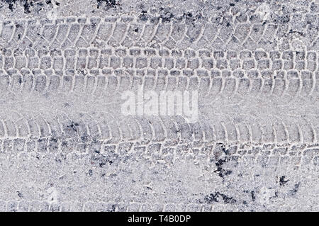 Titel von Fahrzeugreifen in weißem Schnee. Hintergrund, gewürzt. Stockfoto