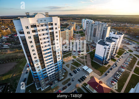 Panoramablick auf Neues Quartal Hochhaus Bereich Stadtentwicklung Wohnviertel am Abend aus der Vogelperspektive Stockfoto
