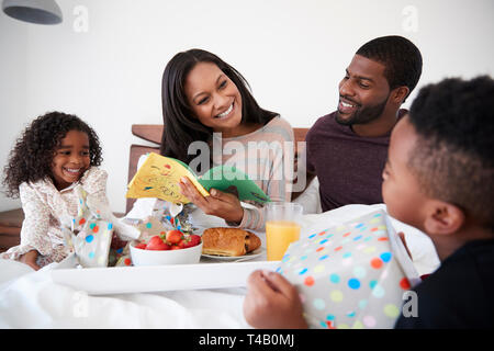 Kinder, die ihre Mutter Frühstück im Bett zu feiern Muttertag oder Geburtstag Stockfoto