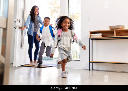 Mutter Sammeln und Sohn und Tochter Home Nach der Schule Stockfoto