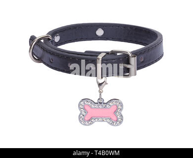 Schwarz Leder Halsband mit Rosa Hund Knochen Tag isoliert auf weißem Hintergrund. Stockfoto