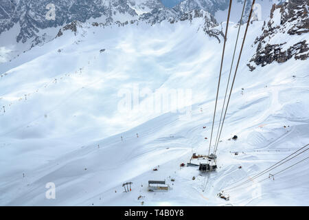 Seilbahn oder Seilbahn in das Skigebiet der Zugspitze, dem höchsten Berg in Deutschland in den bayerischen Alpen an einem bewölkten Tag Stockfoto