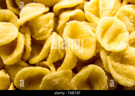 Close-up Orecchiette, Weizen Grieß Nudeln einzeln von Hand in traditioneller Weise in der italienischen Region Bari. Stockfoto