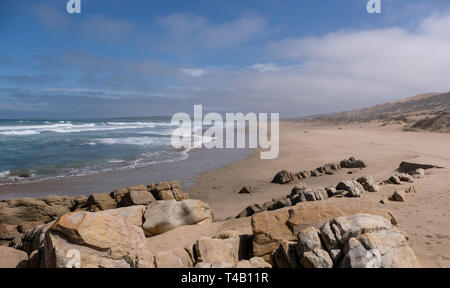 Blick auf den Strand und den Ozean auf der Oyster Catcher Trail in der Nähe von Boggams Bay an der Garden Route, Südafrika Stockfoto