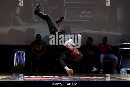 Terra der etwaige Sieger der B-Mädchen, die in den UK B-Boy Meisterschaften World Finals 2019 im Islington Assembly Hall, London. Stockfoto