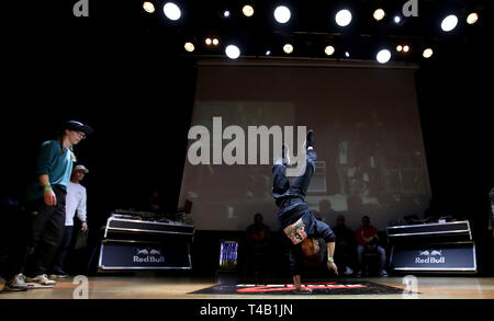 Terra, (rechts) die Gewinner der B-Mädchen, die in den UK B-Boy Meisterschaften World Finals 2019 im Islington Assembly Hall, London. Stockfoto