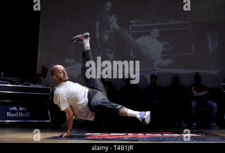 Die spätere Tarwfiq Läufer bis in das Finale der BRITISCHEN Meisterschaften B-Boy World Finals 2019 im Islington Assembly Hall, London. Stockfoto