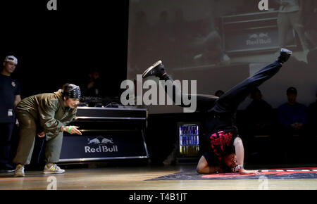 Terra, (rechts) die Gewinner der B-Mädchen ist endgültig durch Finalist Stefani aufgepaßt, (links) Während der BRITISCHEN B-Boy Meisterschaften World Finals 2019 im Islington Assembly Hall, London. Stockfoto