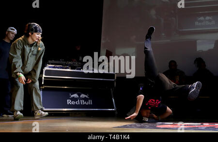 Terra, (rechts) die Gewinner der B-Mädchen ist endgültig durch Finalist Stefani aufgepaßt, (links) Während der BRITISCHEN B-Boy Meisterschaften World Finals 2019 im Islington Assembly Hall, London. Stockfoto