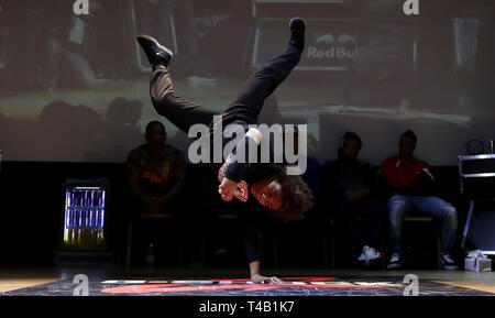 Terra der etwaige Sieger der B-Mädchen, die in den UK B-Boy Meisterschaften World Finals 2019 im Islington Assembly Hall, London. Stockfoto