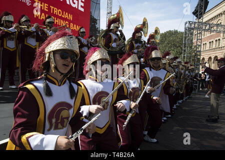 April 14, 2019 - Los Angeles, CA, USA - USC Marching Band öffnet die Los Angeles Times Festival der Bücher an der USC Campus in Los Angeles, Kalifornien am Sonntag, 14. April 2019 abgehalten (Credit Bild: © Dave Safley/ZUMA Draht) Stockfoto