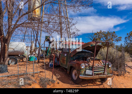 Wasserturm und Pumpenhaus für Kühe in Vermilion Cliffs National Monument, Utah Stockfoto