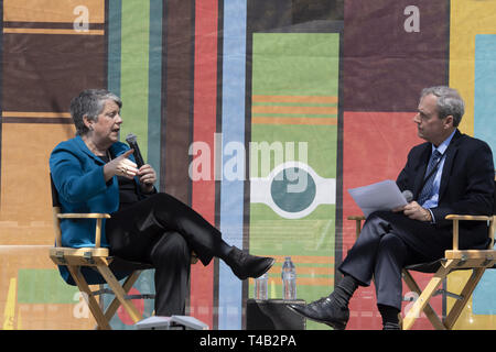 April 14, 2019 - Los Angeles, CA, USA - Janey Napolitano, Autor von" oder "Wie sicher sind Wir: Homeland Security seit 09/11, von Scott Kraft an der Los Angeles Times Festival der Bücher an der USC Campus in Los Angeles, Kalifornien am Sonntag, 14. April 2019 abgehalten (Credit Bild: © Dave Safley/ZUMA Kabel interviewt'') Stockfoto