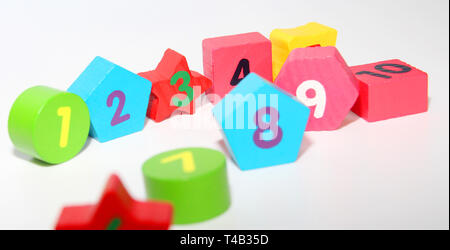 Holzfiguren mit den Nummern 1, 2, 3... und 10. Holzwürfel mit Zahlen für Kinder. Zahlen für Kinder erfahren. Die Entwicklung der Kinder. Whi Stockfoto