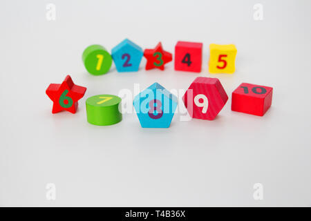 Holzfiguren mit den Nummern 1, 2, 3... und 10. Holzwürfel mit Zahlen für Kinder. Zahlen für Kinder erfahren. Die Entwicklung der Kinder. Whi Stockfoto