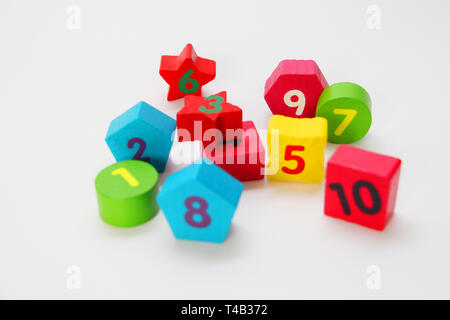 Holzfiguren mit den Nummern 1, 2, 3... und 10. Holzwürfel mit Zahlen für Kinder. Zahlen für Kinder erfahren. Die Entwicklung der Kinder. Whi Stockfoto