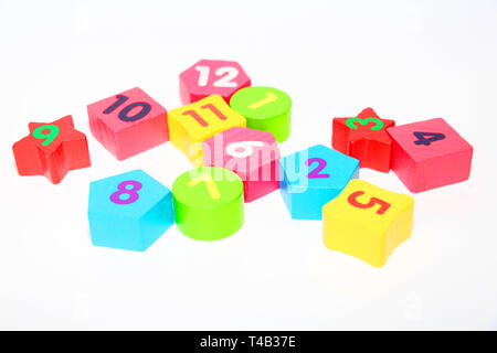 Holzfiguren mit den Nummern 1, 2, 3... und 10. Holzwürfel mit Zahlen für Kinder. Zahlen für Kinder erfahren. Die Entwicklung der Kinder. Whi Stockfoto