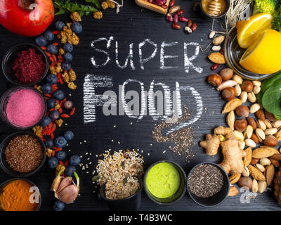 Super Essen auswahl. Verschiedene super Foods und gesunden Lebensmitteln in Holz- Hintergrund Stockfoto