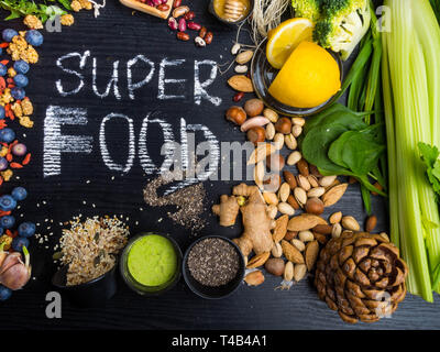 Super Foods auf einem schwarzen Hintergrund Holz, Nahrung, die reich an Vitaminen, Antioxidantien Stockfoto