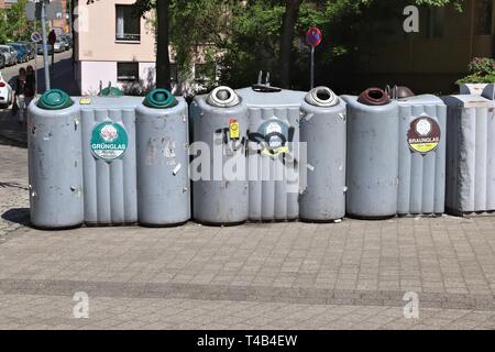 Nürnberg, Deutschland - 7. Mai 2018: Recycling von Hausmüll getrennt Bins in Nürnberg, Deutschland. 2015, 65 Prozent der Abfälle in Deutschland war recyc Stockfoto