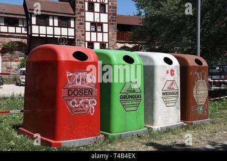 Nürnberg, Deutschland - Mai 7, 2018: Sortiert recycling Haushalt Mülltonnen in Nürnberg, Deutschland. 2015, 65 Prozent der Abfälle in Deutschland war recycl Stockfoto