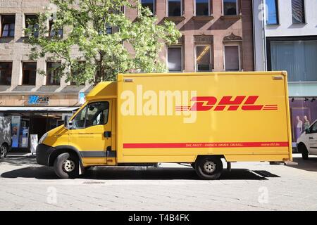 Nürnberg, Deutschland - Mai 7, 2018: DHL-Kurier Transporter in Deutschland. DHL ist Teil des Deutschen Nationalen mail Service - Deutsche Post. Stockfoto