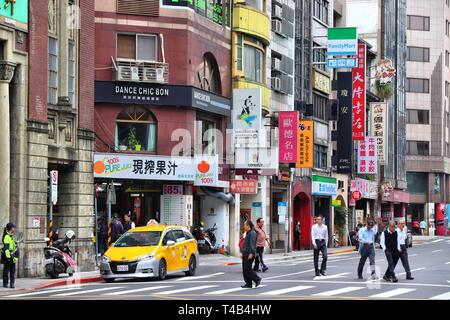 TAIPEI, Taiwan - Dezember 5, 2018: die Menschen überqueren die Straße in Taipeh, Taiwan. Taipei ist die Hauptstadt von Taiwan mit einer Bevölkerung von 8,5 Millionen im i Stockfoto