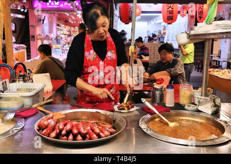 TAIPEI, Taiwan - Dezember 4, 2018: Anbieter verkauft frittierten Süßkartoffeln auf Raohe Nachtmarkt in Taipeh. Night Food Märkte sind ein großer Teil von Taiwan Stockfoto