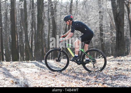 Männliche Athlet mountainbiker Fahrten mit dem Fahrrad in den Wald Stockfoto