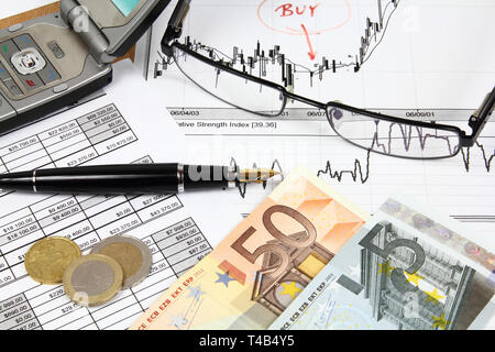 Business Zusammensetzung. Finanzanalyse - Gewinn- und Verlustrechnung, Finanzen Diagramme, generische Telefon, Euro Geld und einen Füllfederhalter. Stockfoto