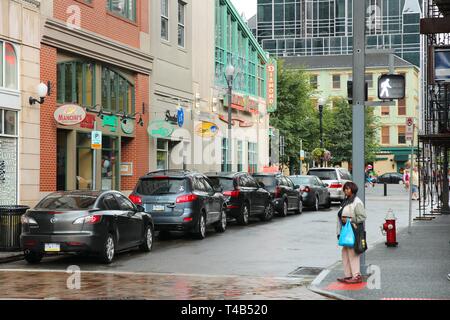 PITTSBURGH, USA - 30. JUNI 2013: Menschen gehen im Central Business District von Pittsburgh. Es ist die 2. größte Stadt von Pennsylvania mit einer Bevölkerung von Stockfoto