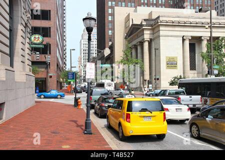 BALTIMORE, USA - 12. JUNI 2013: Leute fahren in der Innenstadt von Baltimore. Baltimore ist die größte Stadt im Bundesstaat Maryland mit 622,104 Menschen. Stockfoto